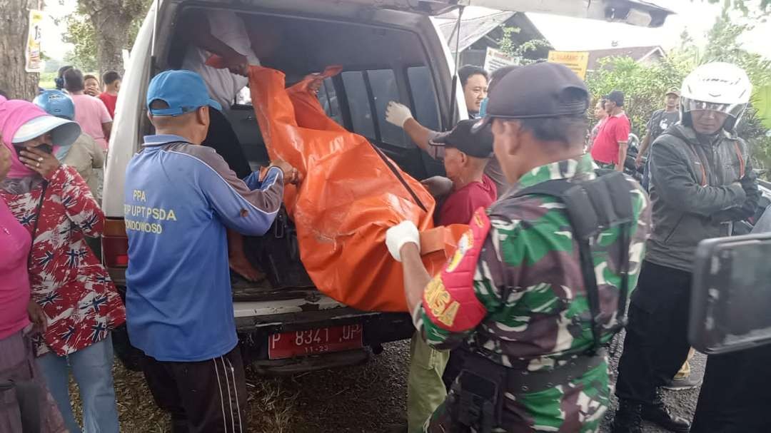 Jenazah kakek Amenan dievakuasi dari sungai. (Foto: Istimewa)