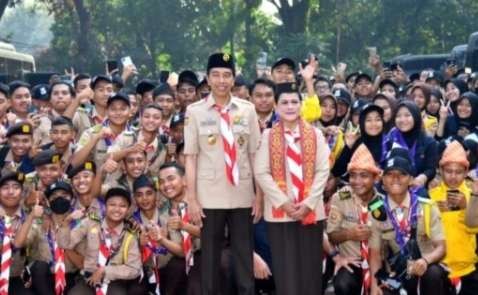 Presiden Joko Widodo didamping Ibu Iriana bersama peserta Raimuna XII di Cibubur. (Foto: Setpres)