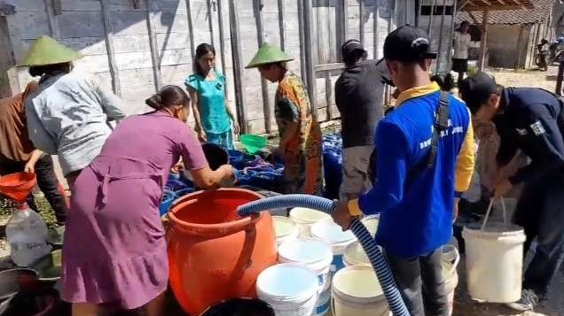 Warga di Blora yang sedang antre air bersih. Ratusan desa di Blora alami kekeringan. (Foto: Ahmad Sampurno/Ngopibareng.id)