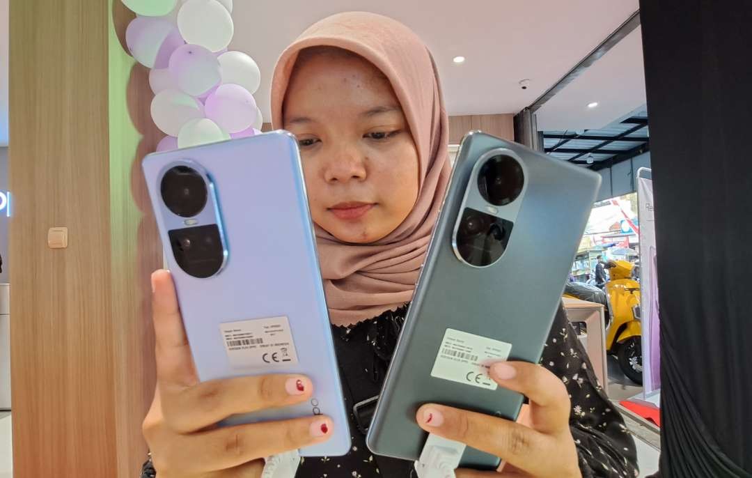 Salah satu pengguna ponsel OPPO, Dini saat mencoba seri Reno 10 secara langsung di experience store. (Foto: Pita Sari/Ngopibareng.id)