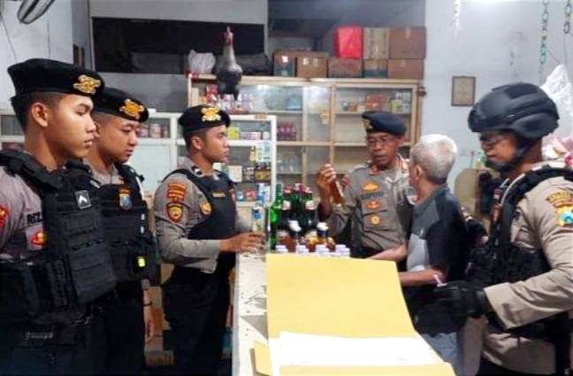 Kasatsamapta Polres Situbondo AKP Sudpendi memimpin langsung razia miras ke toko diduga menjual miras. (Foto: Samapta Polres Situbondo)