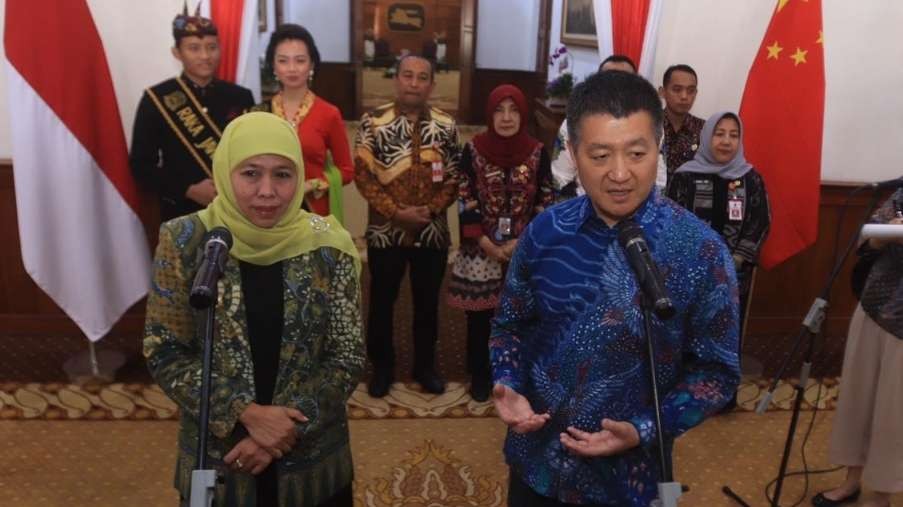 Gubernur Jatim Khofifah Indar Parawansa bersama Dubes Cina untuk Indonesia Lu Kang usai pertemuan di Gedung Negara Grahadi, Surabaya, Selasa 15 Agustus 2023. (Foto: Fariz Yarbo/Ngopibareng.id)