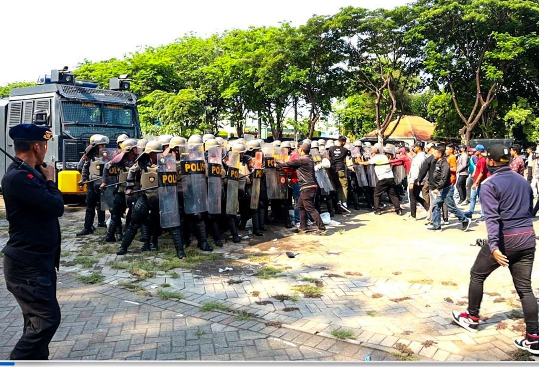 Simulasi Sispamkota Polda jatim di Sidoarjo. (Foto: Aini Arifin/Ngopibareng.id)