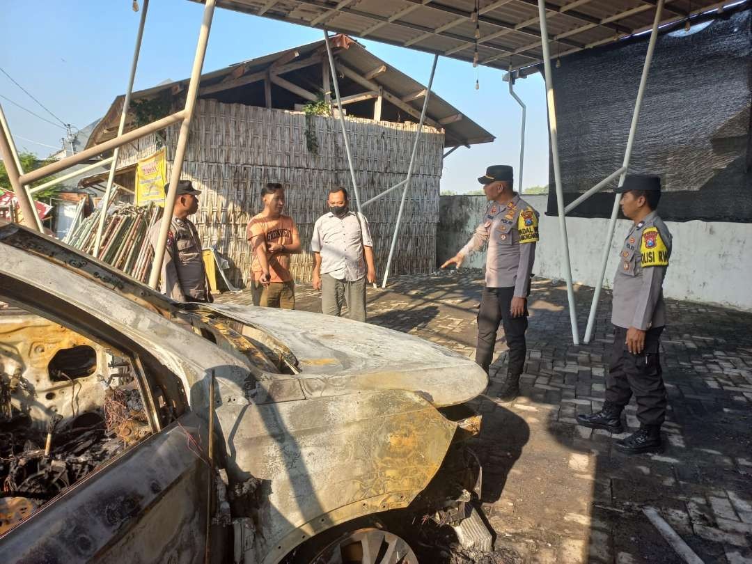 Kondisi mobil yang terbakar saat didatangi Kapolsek Lamongan AKP M. Fadelan beserta anggotanya (Foto: Istimewa)