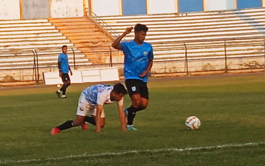 Persela Lamongan saat menjamu Bantul United dalam laga uji coba di Stadion Surajaya Lamongan. (Foto: Imron Rosidi/Ngopibareng.id)