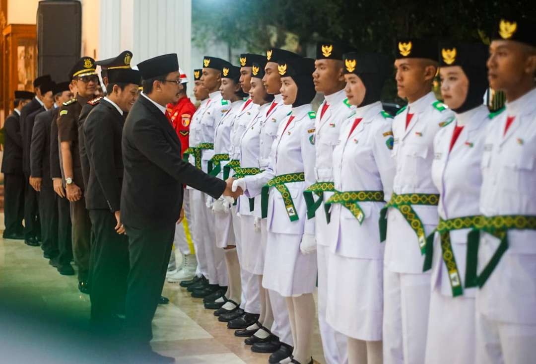 Bupati Sidoarjo Ahmad Muhdlor Ali memberi selamat kepada para anggota Paskibraka. (Foto: Aini Arifin/Ngopibareng.id)