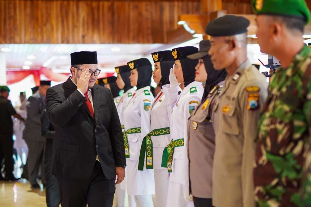 Bupati Kediri Hanindhito Himawan Pramana mengukuhkan Pasukan Pengibar Bendera Pusaka (Paskibraka) Kabupaten Kediri di Pendopo Panjalu Jayati. (Foto: Istimewa)