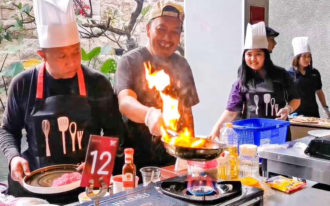 Suasana lomba memasak wartawan Sidoarjo dengan manajemen hotel (Foto: Aini/Ngopibareng.id)