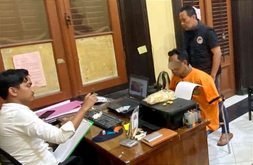 Pria berinisial SA ditangkap anggota Satresnarkoba Polres Bondowoso saat menunggu pembeli narkoba jenis sabu-sabu.(Foto:Guido/Ngopibareng.id)