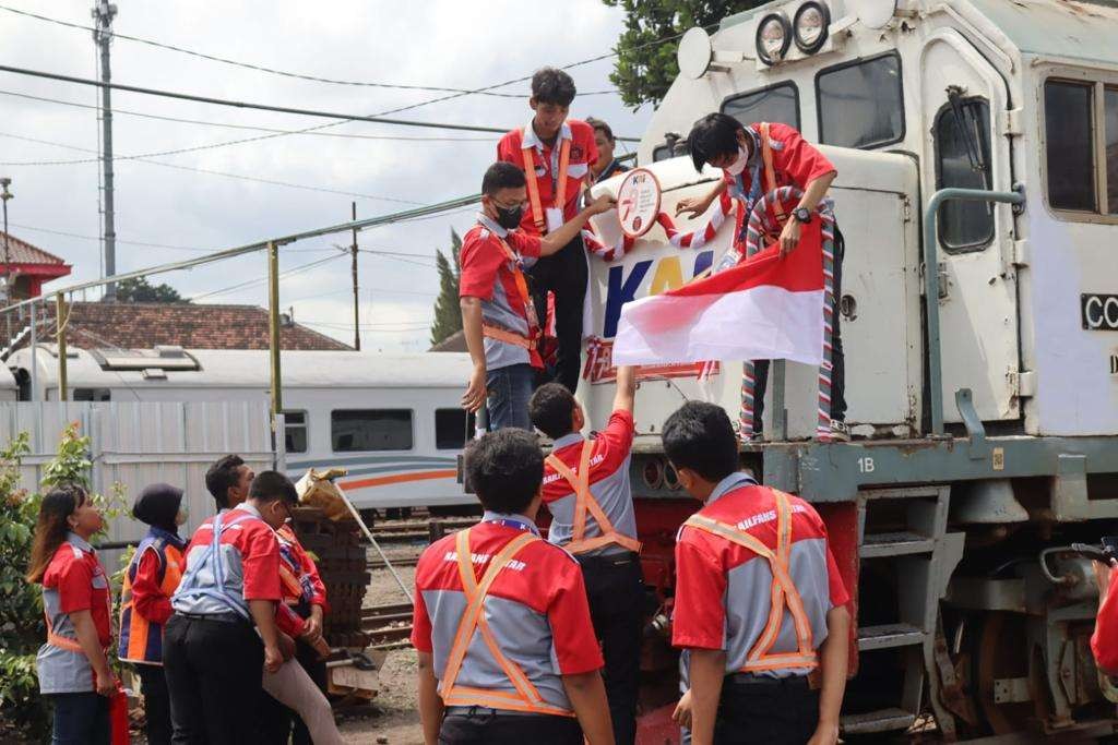 Rail fans Blitar memperingati HUT RI ke 78 dengan mencuci dan menghias dengan bunga bernuansa merah putih di Stasiun KA Blitar Kamis 17 Agustus 2023 (Foto: Dokumentasi PT KAI)