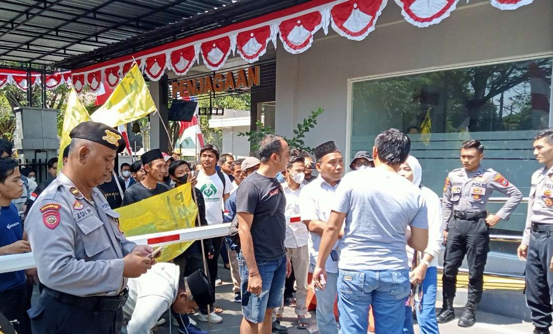 IKA PMII dan Kader PMII Tuban mendatangi Mapolres Tuban. (Foto: Khoirul Huda/Ngopibareng.id)