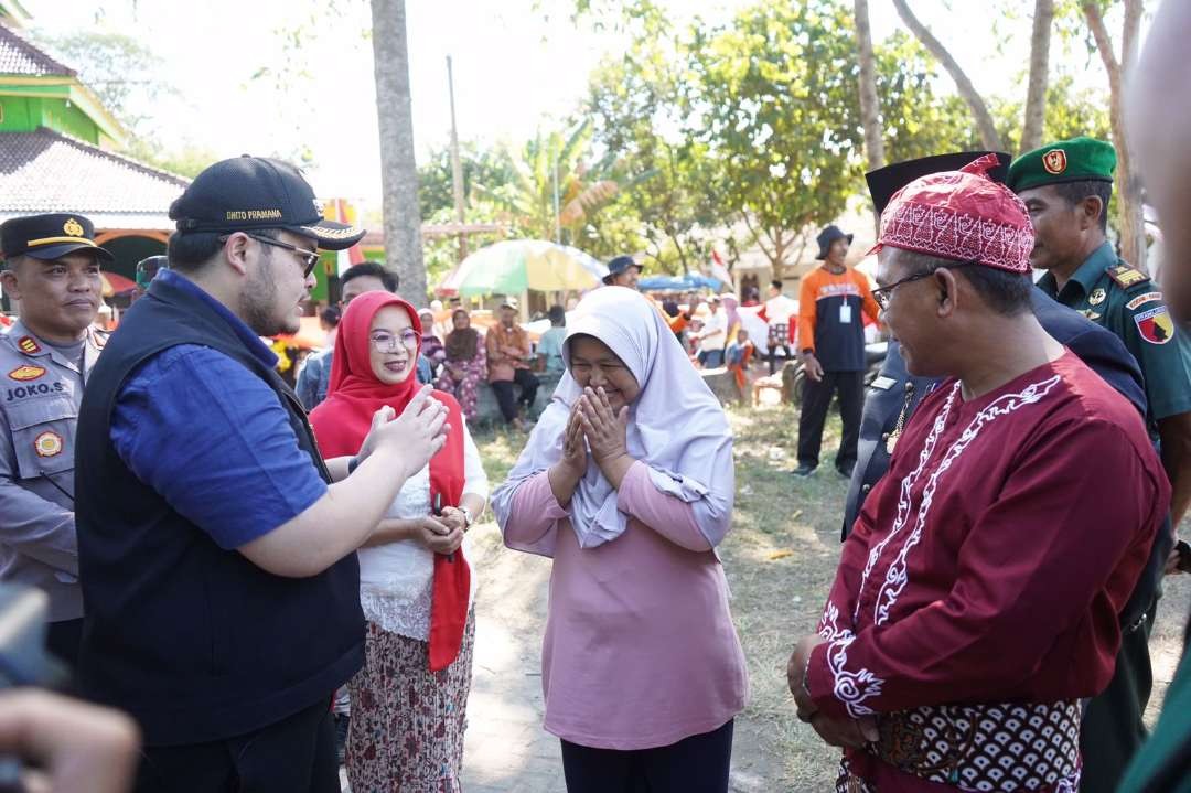 Bupati Kediri Hanindhito Himawan Pramana bertemu dengan penjahit bendera merah putih 1.000 meter. (Foto: Istimewa)