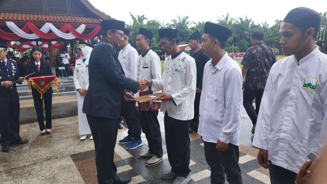 Ketua DPRD Banyuwangi Made Cahyana Negara menyerahkan SK remisi pada perwakilan warga binaan (Foto: Muh Hujaini/Ngopibareng.id)