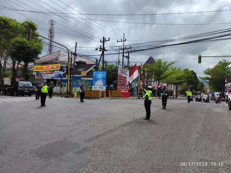 Pengguna jalan berhenti untuk sementara waktu saat detik-detik Proklamasi Kemerdekaan RI berkumandang di Trenggalek, pada Kamis 17 Agustus 2023. (Foto: dok. polres. trenggalek)