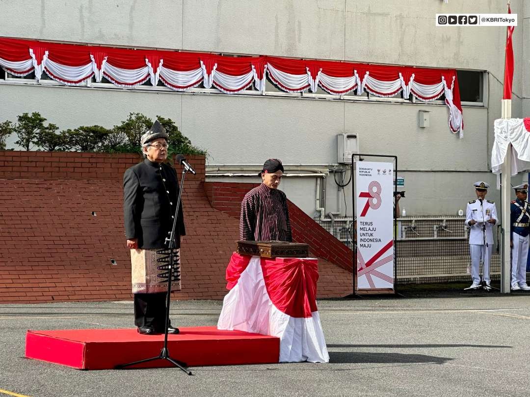 Duta Besar Republik Indonesia (Dubes RI) Heri Akhmadi, memimpin upacara peringatan Hari Kemerdekaan ke-78 RI di Sekolah Republik Indonesia Tokyo (SRIT) Kamis,17 Agustus 1945. (Foto: istimewa)