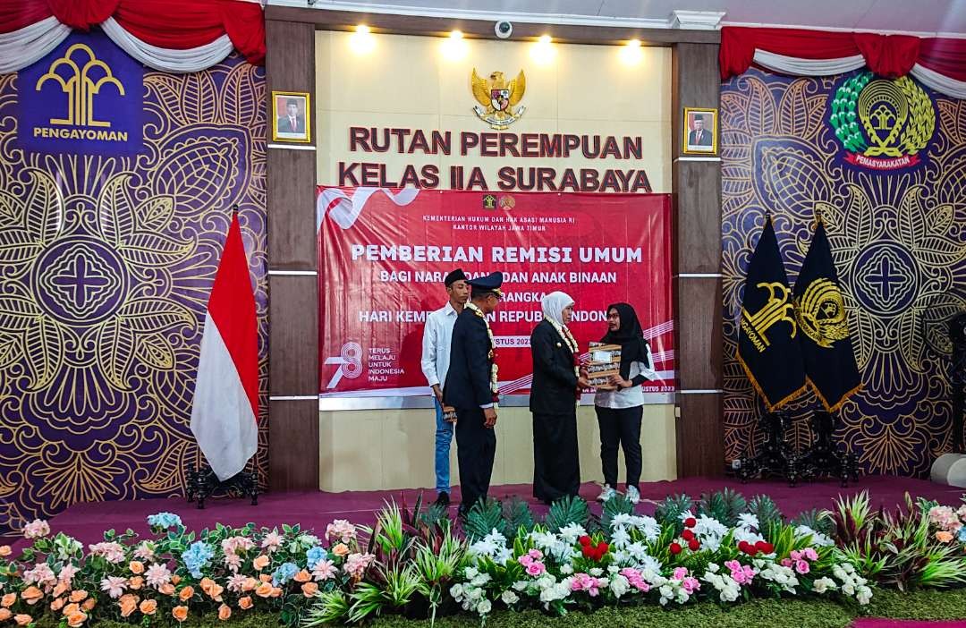 Gubernur Jatim serahkan SK remisi kepada WBP di Rutan Perempuan Porong (Foto : Aini/Ngopibareng.id)