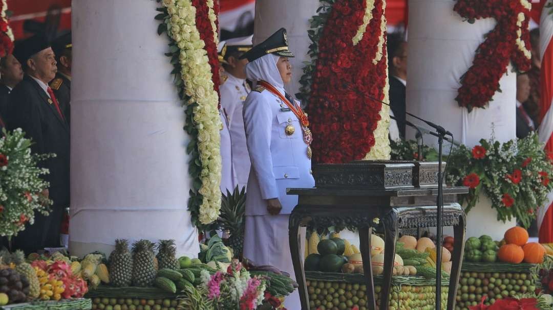 Gubernur Jatim, Khofifah Indar Parawansa, memimpin upacara detik-detik proklamasi HUT ke-78 Kemerdekaan RI di Gedung Negara Grahadi, Surabaya, Kamis 17 Agustus 2023. (Foto: Fariz Yarbo/Ngopibareng.id)