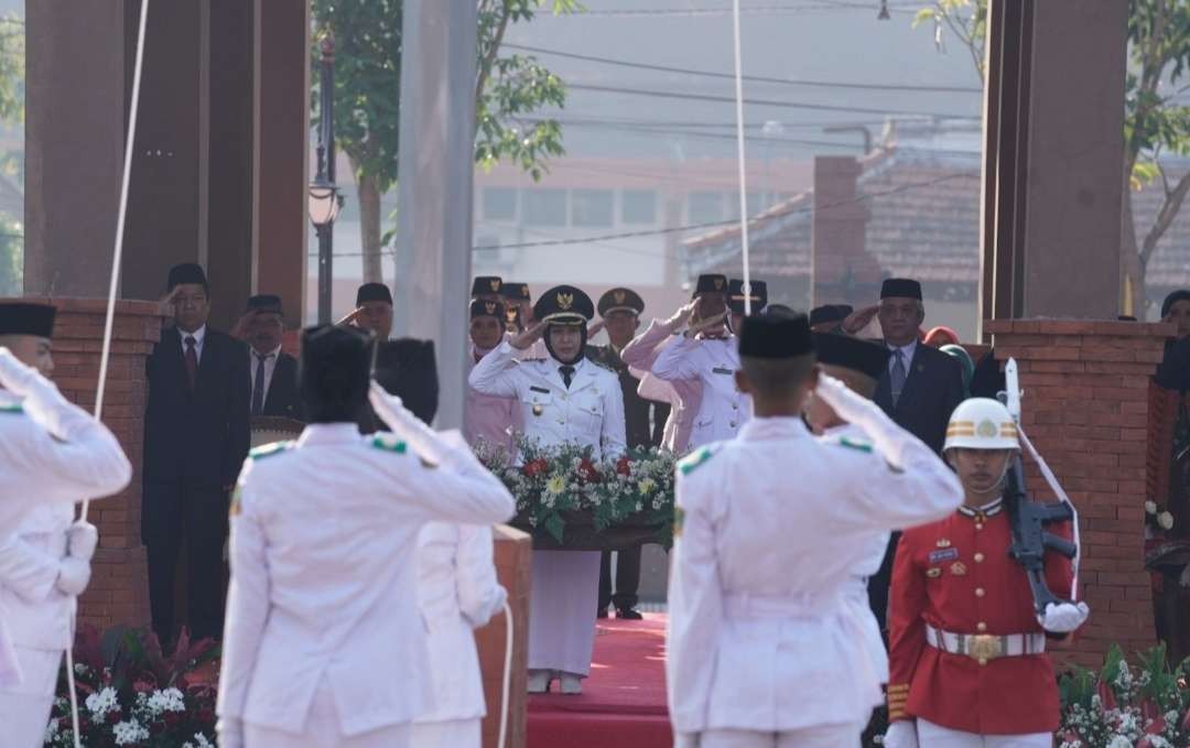 Upacara HUT Kemerdekaan RI ke 78 di Alun-alun Arya Wiraraja Kota Mojokerto.(Foto Deni Lukmantara/Ngopibareng)