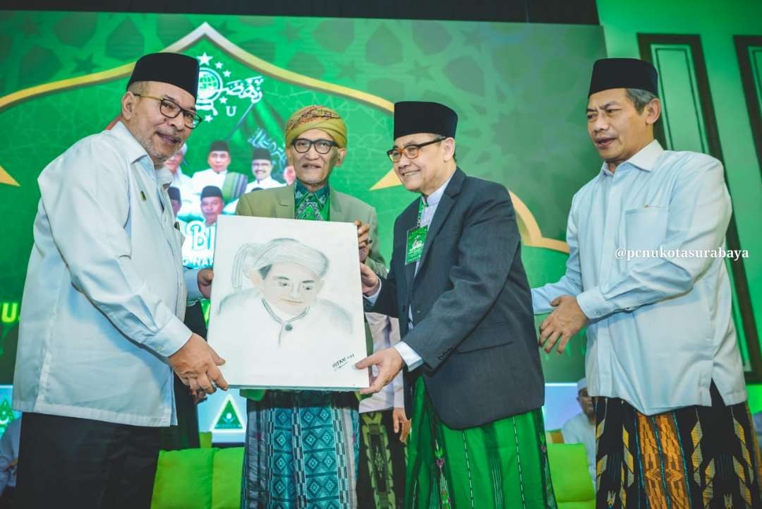 Panglima Santri NU 2023 Habib Umarsyah (kiri) dan Rais Aam PBNU KH Miftachul Akhyar, serta Rais Syuriah PCNU Surabaya KH Zul Hilmi Ghazali dan Katib Syuriah PBNU KH Achmad Said Asrori. (Foto: dok/ngopibareng.id)