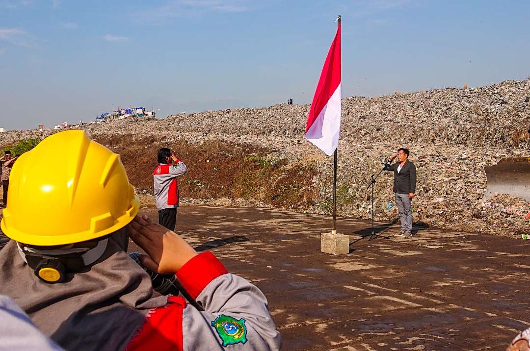 Pemilah sampah di TPA Jabon Sidoarjo laksanakan upacara kemerdekaan Republik Indonesia ke-78 (Foto: Aini/Ngopibareng.id)