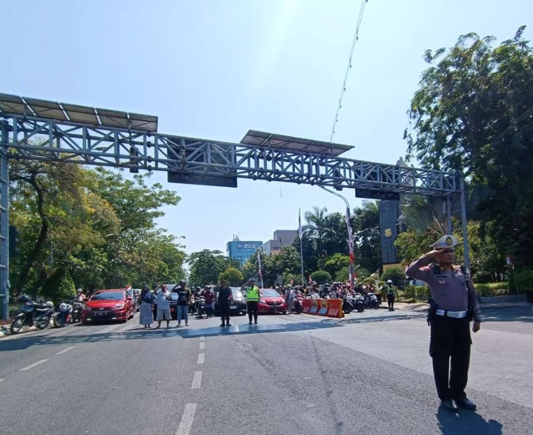 Pengendara motor yang ikut upacara HUT RI di tengah jalan kawasan Polisi Istimewa, Surabaya. (Foto: Ist)