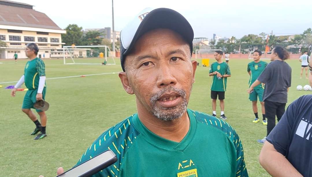 Karteker Persebaya, Uston Nawawi, ditemui usai latihan di Lapangan Thor, Surabaya. (Foto: Fariz Yarbo/Ngopibareng.id)