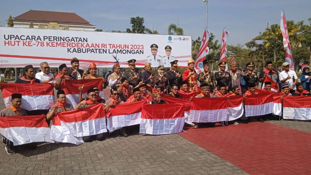 Bupati Lamongan Yuhronur Efendi bersama anggota Forkompimda foto bersama para napiter  (Foto: Imron Rosidi/Ngopbareng.id)