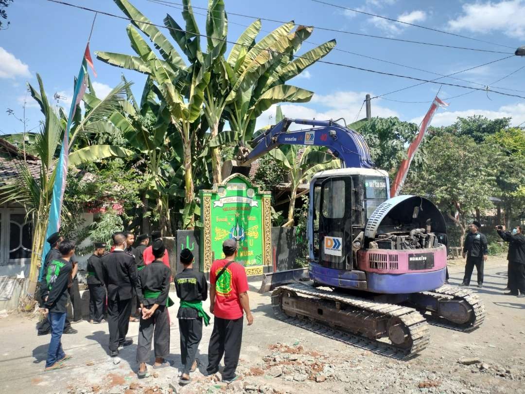 Dibantu buldoser, belasan anggota Pencak Silat Nahdlatul Ulama (PSNU) Pagar Nusa Ranting Dukohlor PAC Malo, Bojonegoro, membongkar tugu perguruan pencak silatnya sendiri. (Foto: dok. polres bojonegoro)