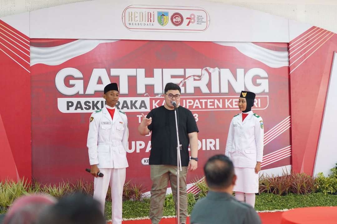 Bupati Kediri memberikan bonus beasiswa bagi Paskibraka 2023. (Foto: Istimewa)