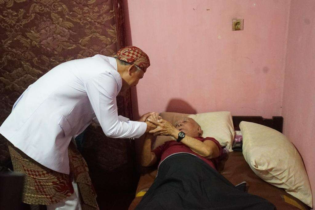 Gubernur Jawa Tengah Ganjar Pranowo saat menemui veteran Indonesia, Ramidjan, yang terbaring sakit di rumah di Karangrejo Selatan, Kelurahan Banyumanik, Kota Semarang. (Foto: Humas Pemprov Jateng)