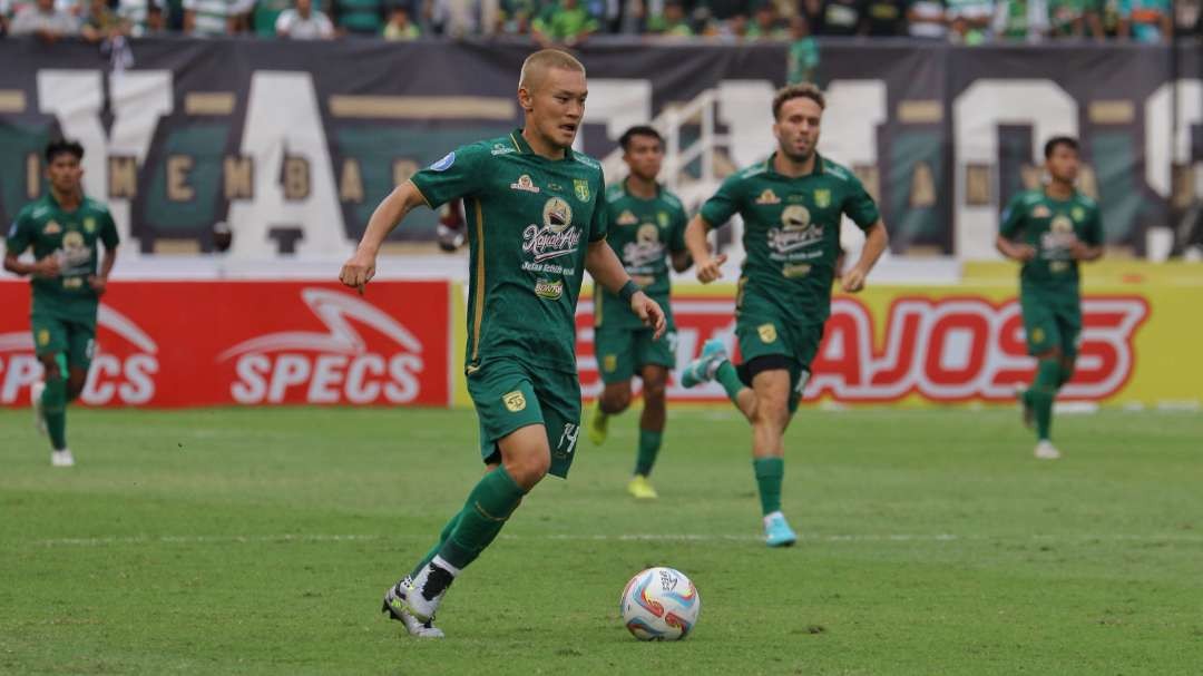 Pemain Persebaya, Sho Yamamoto saat melawan PSM Makassar di Stadion Gelora Bung Tomo, Surabaya, Jumat 18 Agustus 2023. (Foto: Fariz Yarbo/Ngopibareng.id)