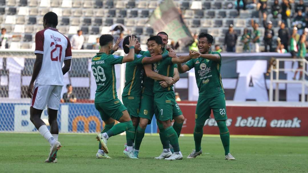 Pemain Persebaya merayakan gol yang dicetak Song Ui-Young (tengah), dalam laga melawan PSM Makassar di Stadion Gelora Bung Tomo, Surabaya, Jumat 18 Agustus 2023. (Foto: Fariz Yarbo/Ngopibareng.id)