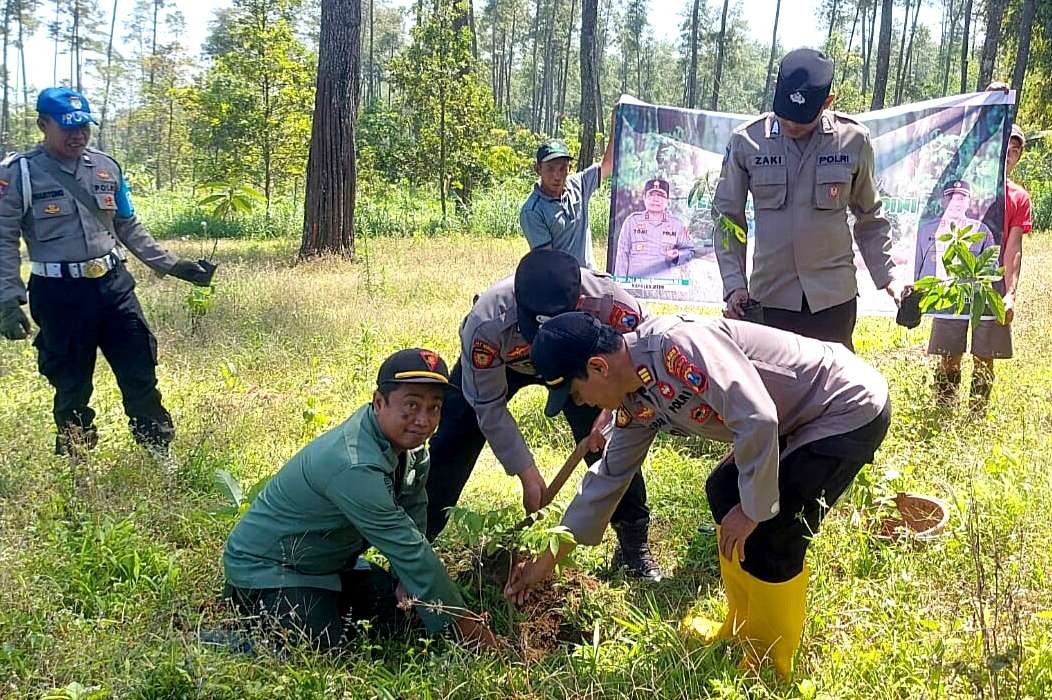 Polres Bondowoso bersama masyarakat menggelar aksi tanam pohon di sejumlah polsek guna melestarikan lingkungan alam. (Foto: Guido Saphan/Ngopibareng.id)