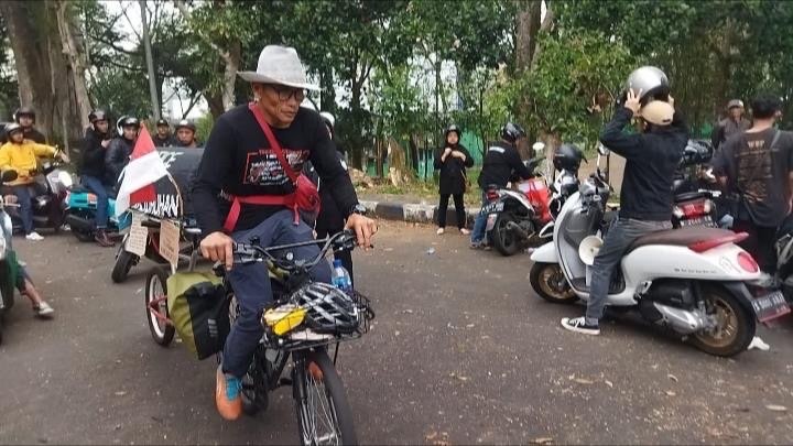 Miftahudin Ramli alias Midun saat memulai start ekspedisi dari Stadion Kanjuruhan, Malang (Foto: Lalu Theo/Ngopibareng.id)