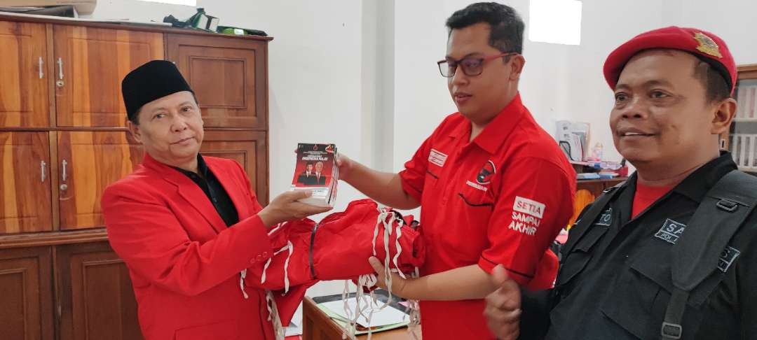 Mulai hari ini Sabtu 19 Agustus 2023 DPC PDIP Kabupaten Kediri melaksanakan kegiatan pendistribusian atribut partai serta gambar Capres Ganjar Pranowo (Foto: Fendi Lesmana/ngopibareng.id)