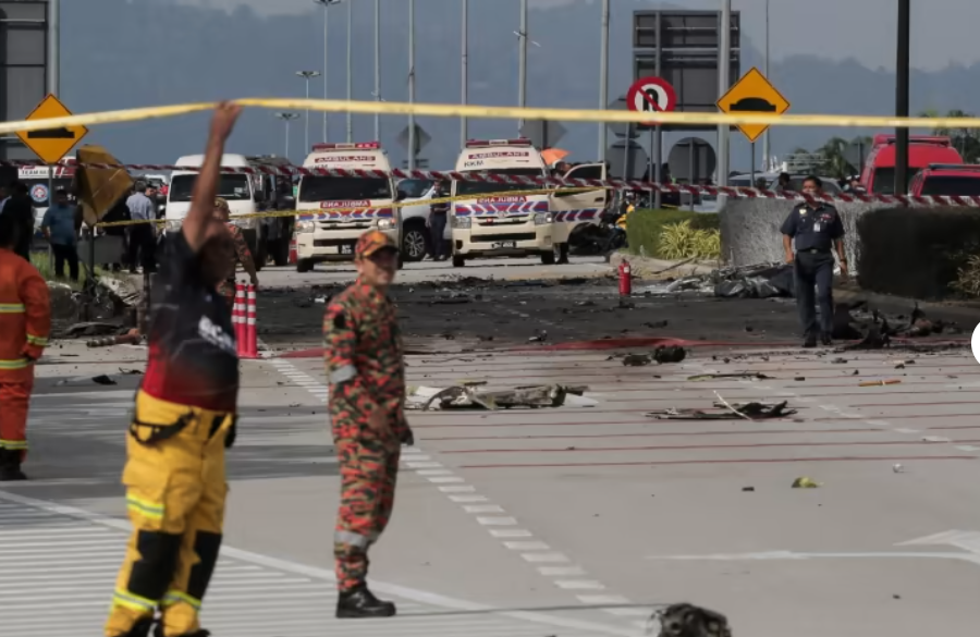 Pesawat jet pribadi jenis Beechcraft 390, jatuh di Jalan Raya di Selangor, Kuala Lumpur, Kamis 17 Agustus 2023, pukul 14.50. (Foto: CNA)