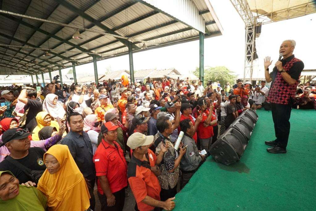 Gubernur Jawa Tengah Ganjar Pranowo berada di tengah-tengah pedagang bawang merah di Pasar Sengon, Brebes. (Foto: Humas Pemprov Jateng)