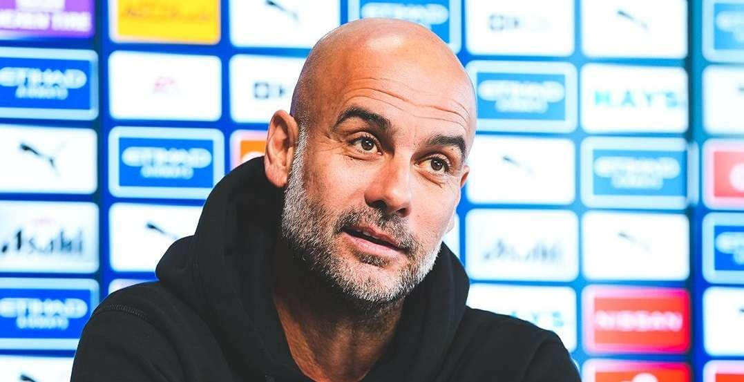 Pep Guardiola menolak mengkritik Chelsea meski mereka melakukan belanja besar-besaran dalam setahun terakhir. (Foto: Twitter/@ManCity)