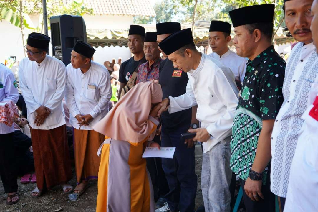 Wakil Bupati Blitar Rahmat Santoso saat memberi santunan kepada anak yatim piatu. (Foto: Istimewa)