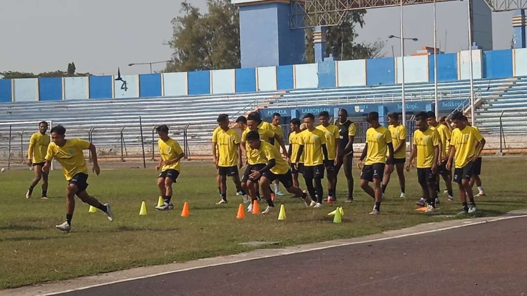 Persela Lamongan saat berlatih di Stadion Surajaya, Lamongan. (Foto: Imron Rosidi/Ngopibareng.id)