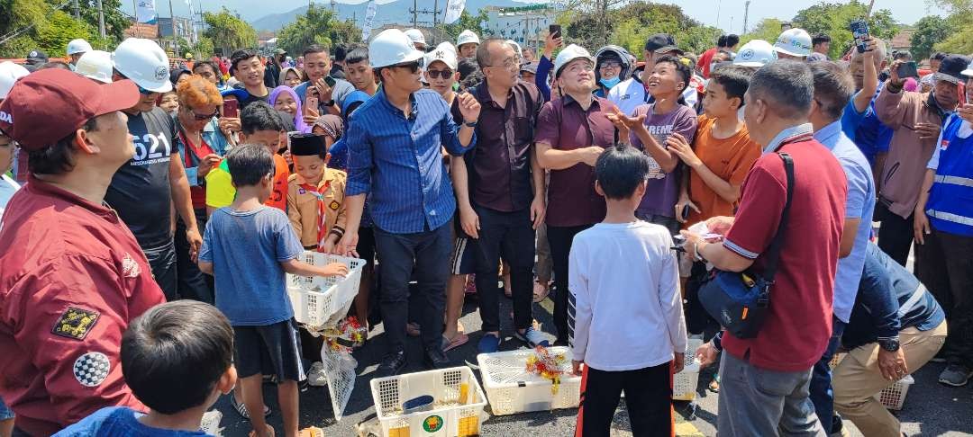 Walikota Kediri Abdullah Abu Bakar meresmikan Jembatan Alun-alun Bandar, Sabtu 19 Agustus 2023. (Foto: Fendi Lesmana/Ngopibareng.id)