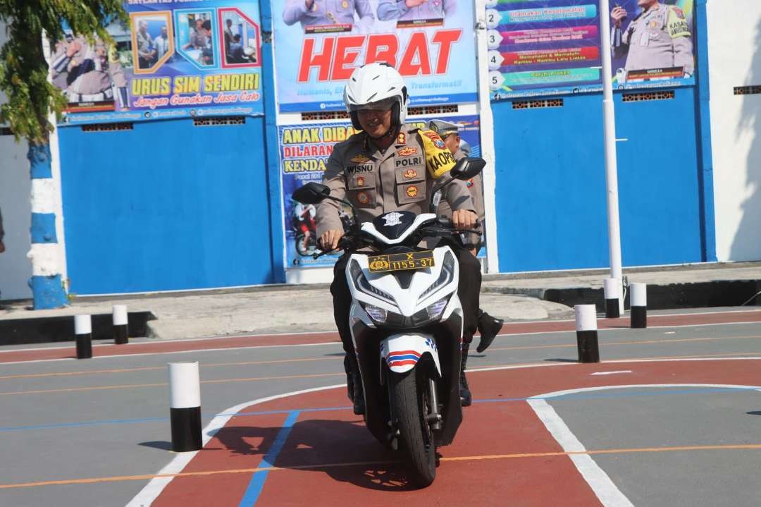 Kapolres Probolinggo, AKBP Wisnu Wardana naik motor mencoba lintasan ujian praktik SIM. (Foto: Ikhsan Mahmudi/Ngopibareng.id)