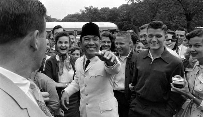 Tawa Bung Karno di antara jurnalis asing dalam kunjungan ke luar negeri. (Foto:dok/ngopibareng.id)