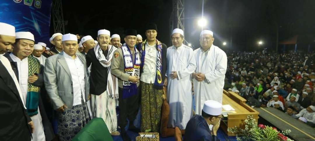 Gus Kautsar, dari Pesantren Ploso Kediri, bersama jamaah dzikir dan shalawat. (Foto:adi/ngopi bareng.id)