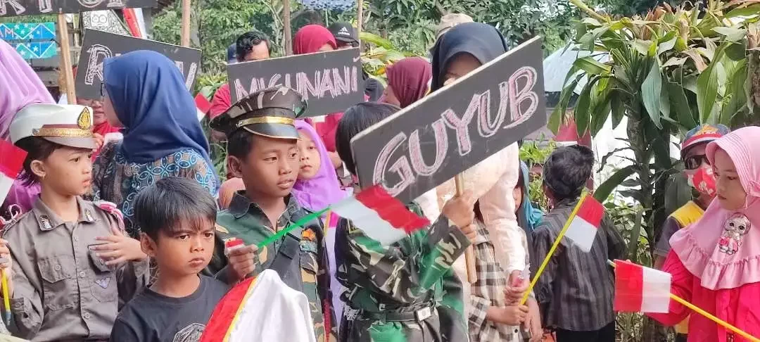 Keseruan pelajar Sekolah Alam Ramadhani bersama warga lingkungan RT 01 RW 01 gelar jalan santai bersama. (Foto: Fendi Lesmana/ngopibareng.id)