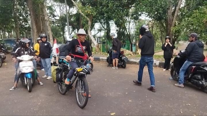 Miftahudin Ramli alias Midun saat memulai ekspedisi kemanusiaan dari Stadion Kanjuruhan (Foto: Lalu Theo/Ngopibareng.id)