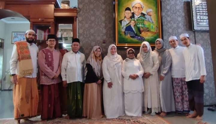 KH Marzuki Mustamar dan keluarga saat bersilaturahmi di Ponpes Tambak beras Jombang. (Foto:adi/ngopibareng.id)