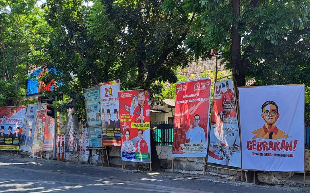 Spanduk dan baliho Bacaleg yang terpampang di ruas jalan Kawasan Dinoyo, Surabaya. (Foto: Pita Sari/Ngopibareng.id)