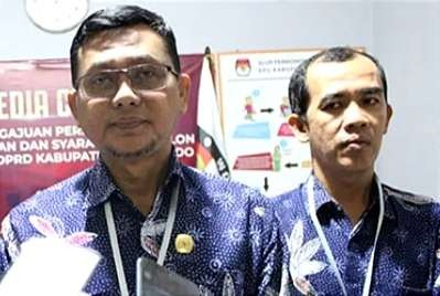 Ketua KPU Situbondo Marwoto didampingi Komisioner Divisi Teknis dan Penyelenggaraan KPU Situbondo Iwan Suryadi menjelaskan bacaleg lolos DCS DPRD pada Pemilu Serentak 2024.(Foto: KPU Situbondo)