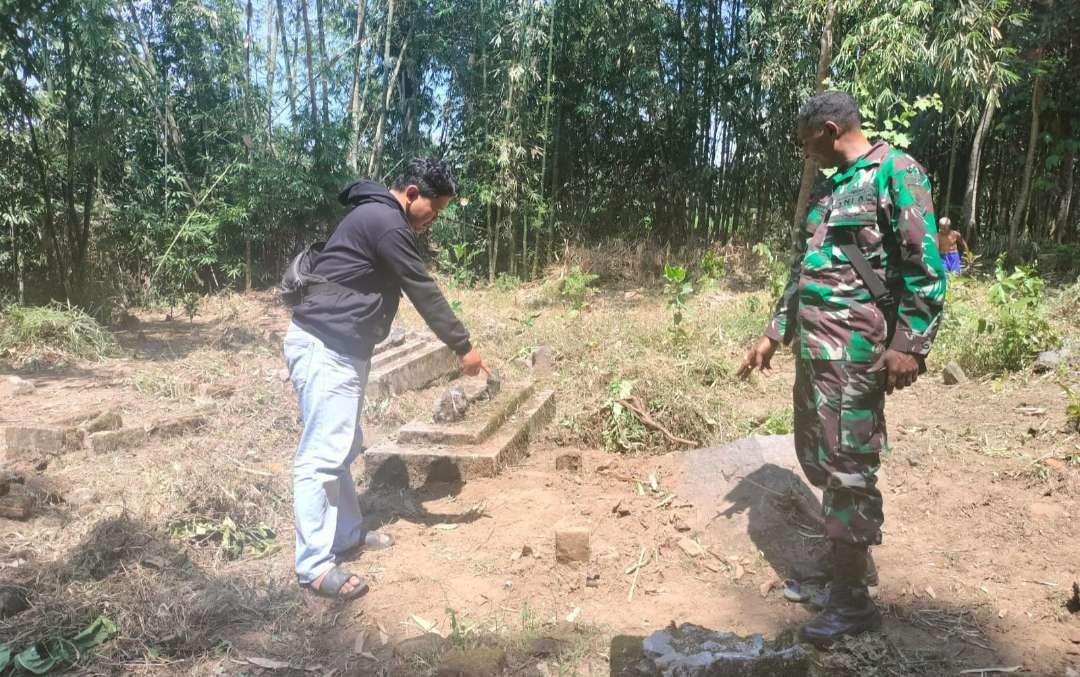 Babinsa saat meninjau makam yang dirusak orang tak dikenal (Foto: Dok Polsek Sumberjambe)